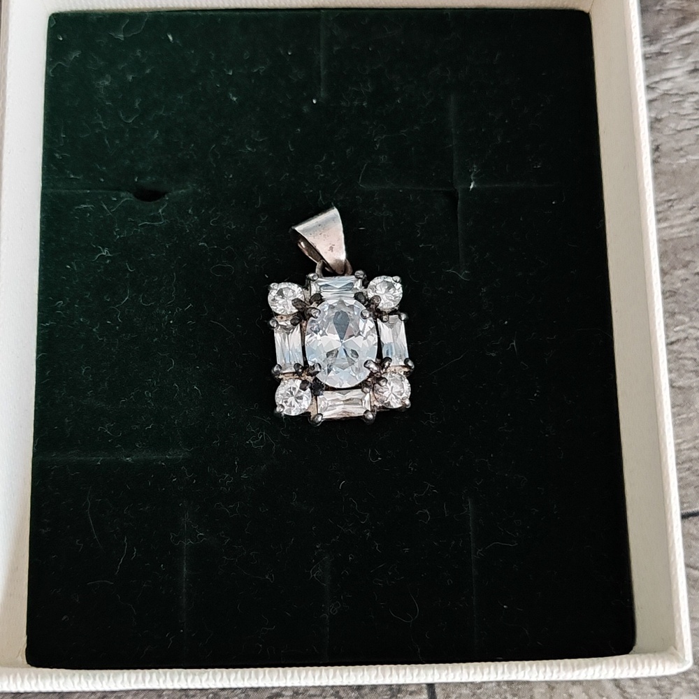 Stunning Silver Necklace with Clear Gemstones